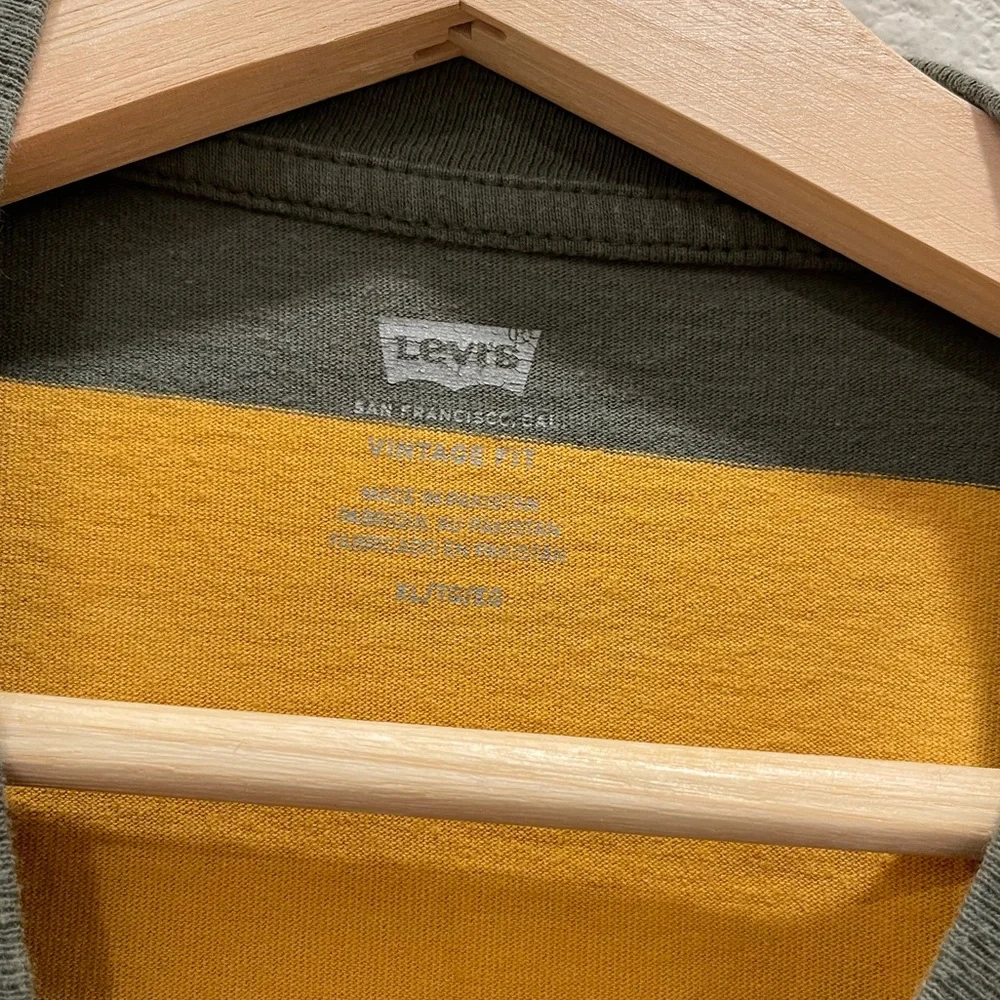 Pre-loved! Men’s LEVI’S Green Yellow Stripes Vintage Tee!